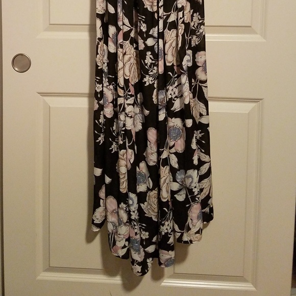 Long flowy Dress - Picture 2 of 4